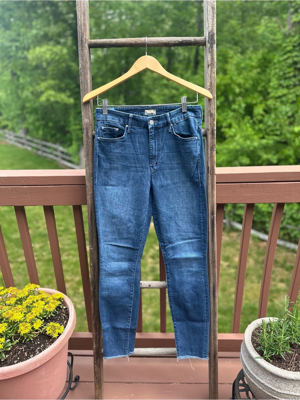 MOTHER Women's Ankle Crop Jeans in Mid Blue - Looker Ankle Fray, 28” inseam